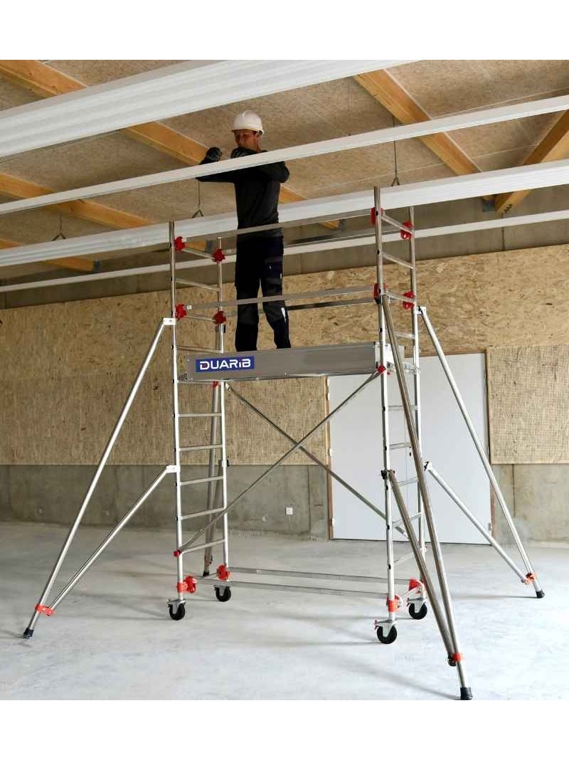 Échafaudage roulant aluminium Altitude Standard sur chantier – Hauteur 1,80 m – Longueur 1,75 m