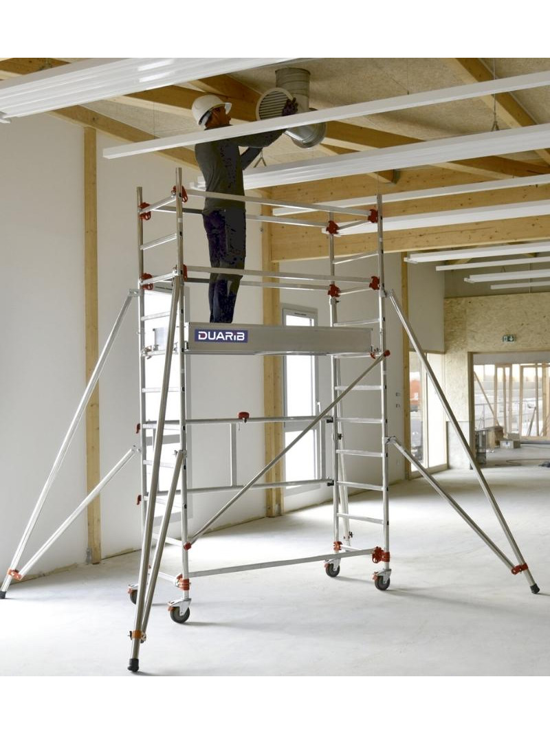 Échafaudage roulant aluminium sur chantier – Altitude 165 – Compact & pliant – Hauteur plateau 1,80m