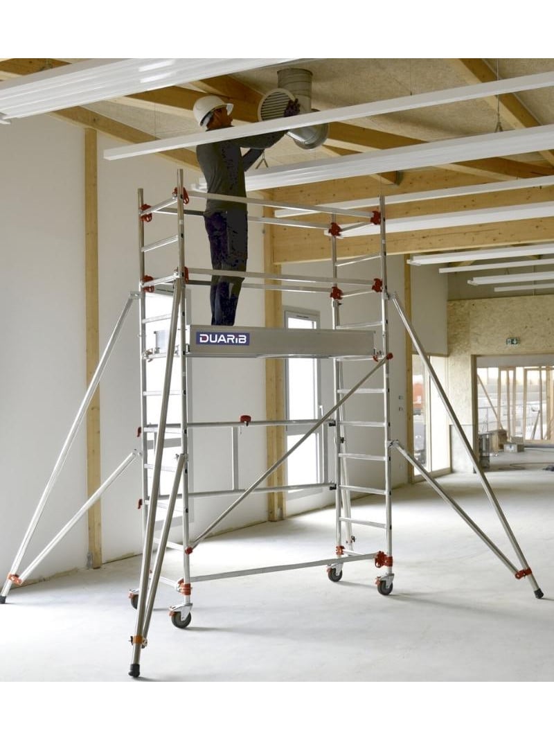 Échafaudage roulant aluminium sur chantier – Altitude 165 – Compact & pliant – Hauteur plateau 1,80m