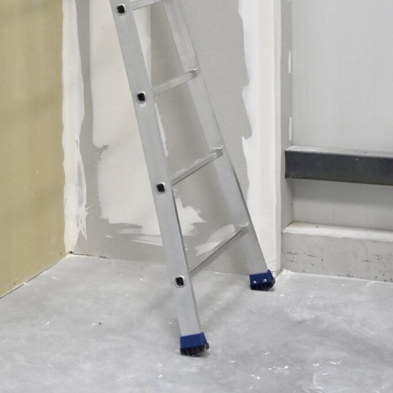 Échelle simple avec base évasée